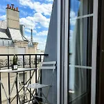 Appart Classique, Balcon Et Vue Sur La Tour Eiffel