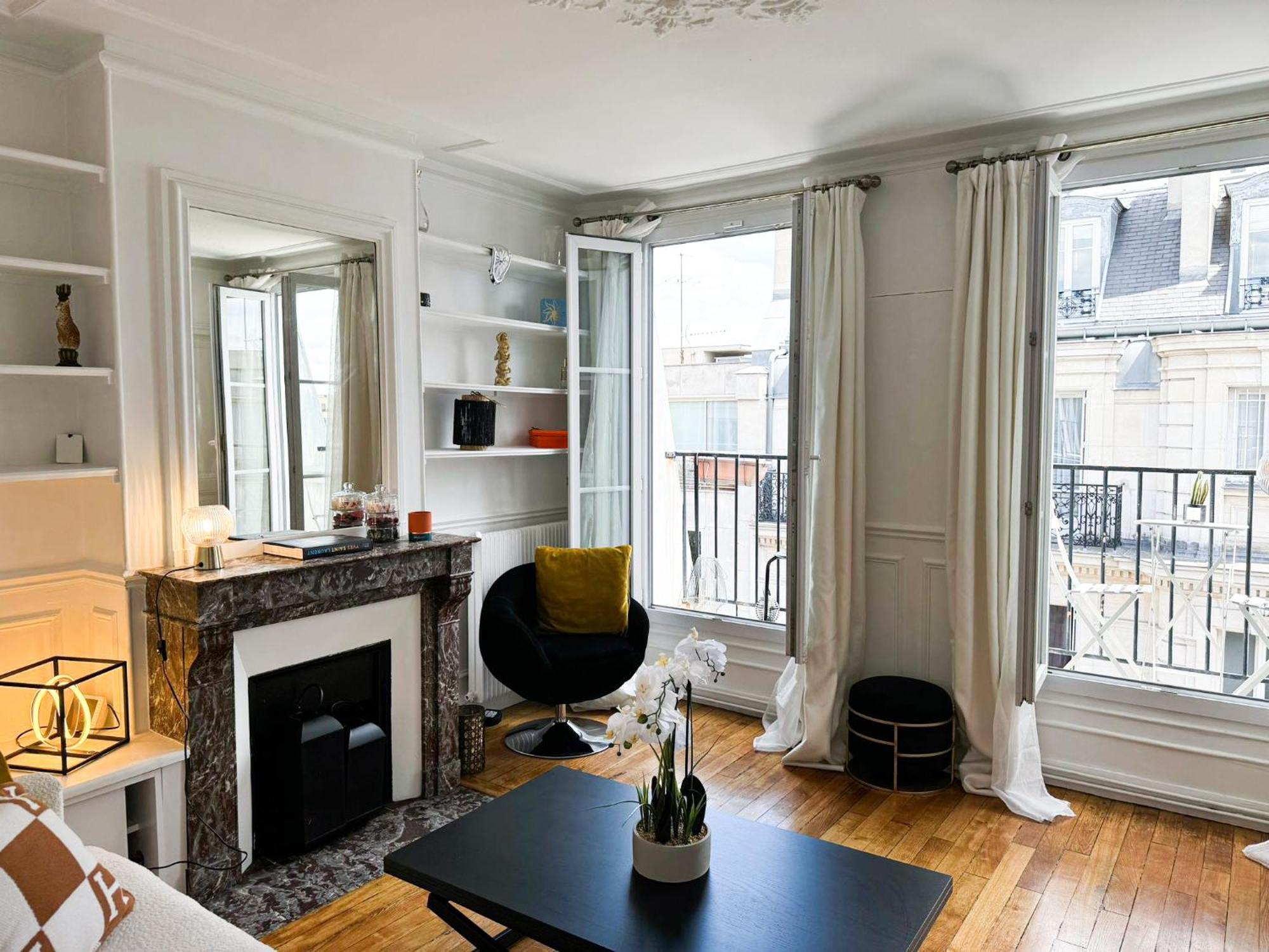 Appart Classique, Balcon Et Vue Sur La Tour Eiffel