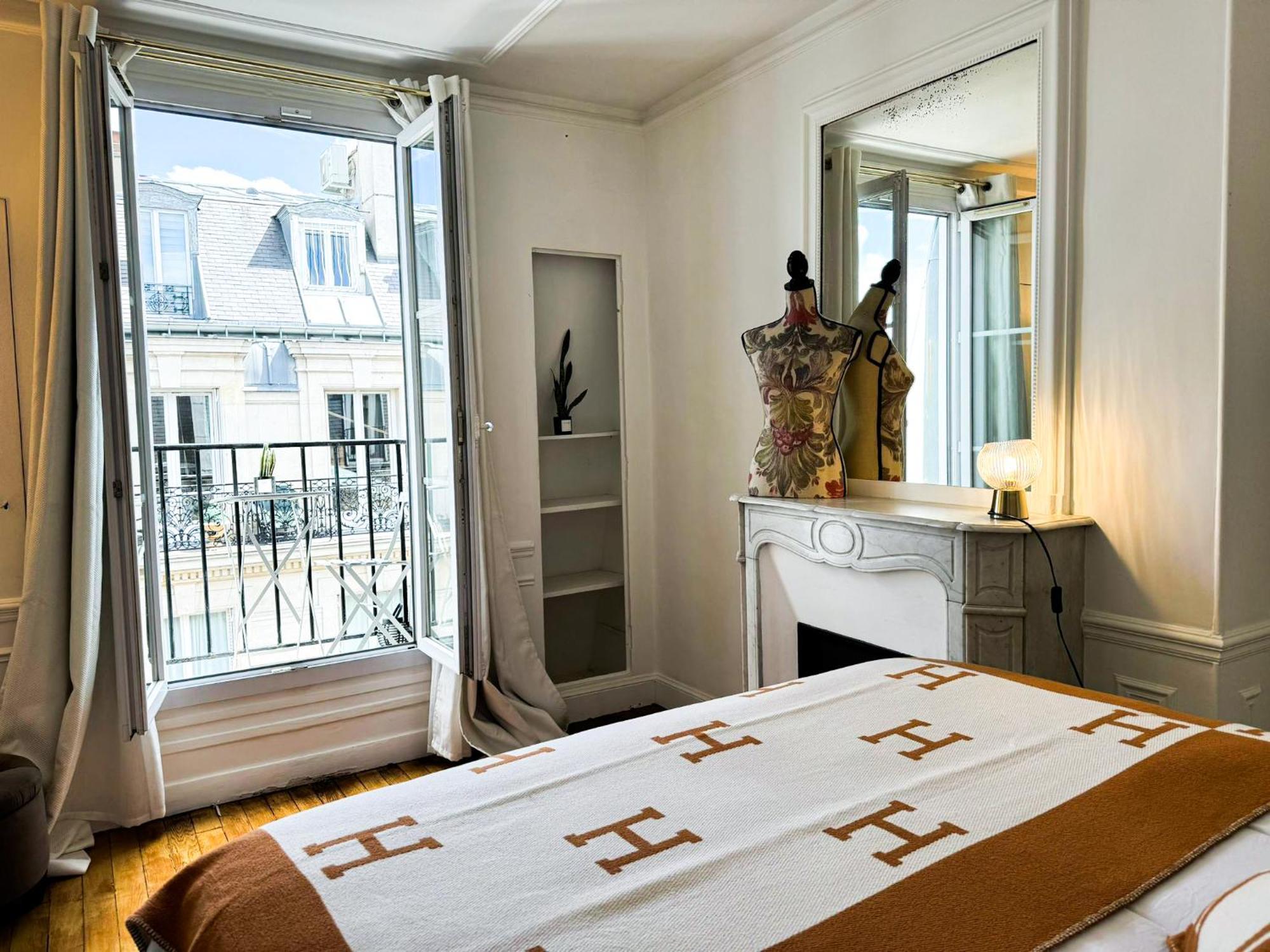 Appart Classique, Balcon Et Vue Sur La Tour Eiffel Parijs