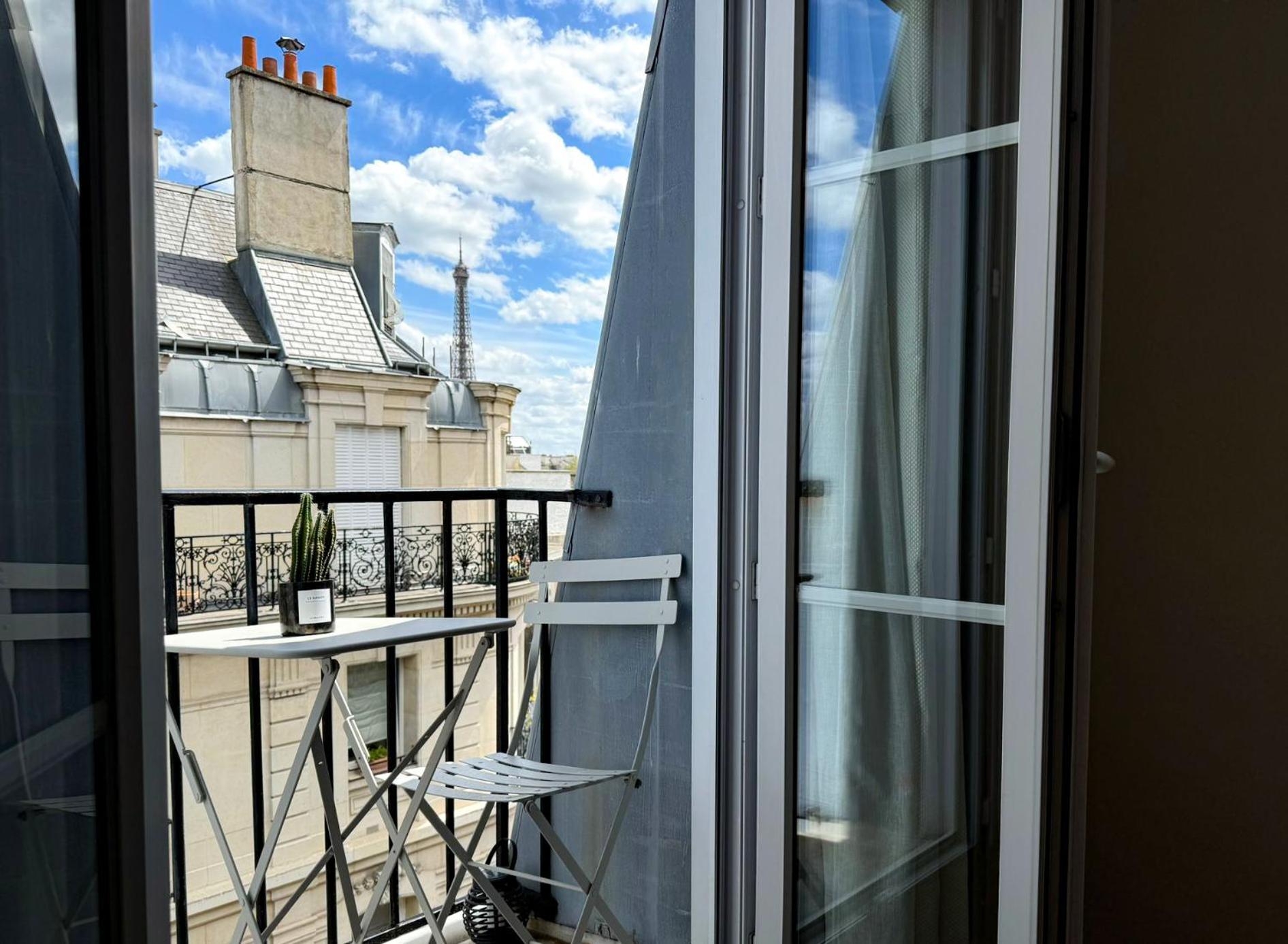 Appart Classique, Balcon Et Vue Sur La Tour Eiffel * Parijs