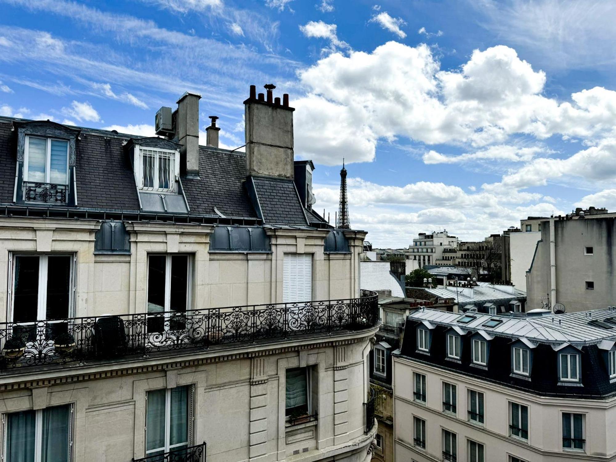 Appart Classique, Balcon Et Vue Sur La Tour Eiffel Appartement Parijs